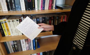 Uczennice przekazują do biblioteki szkolnej wiersze